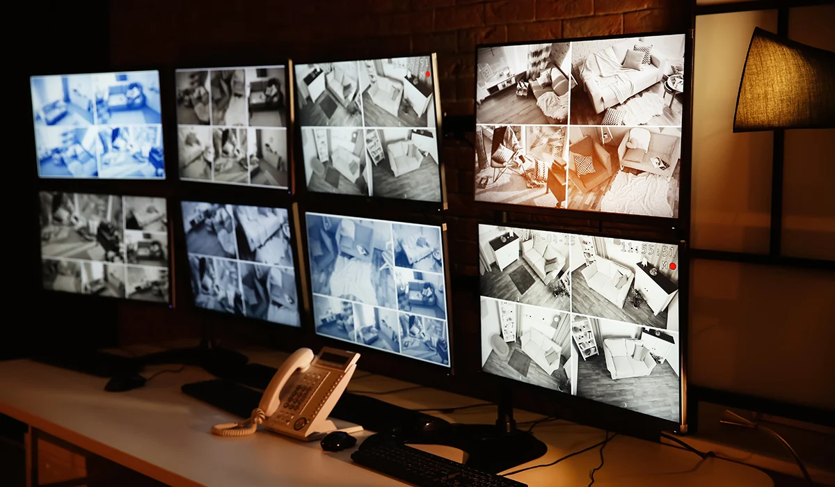 Security-CCTV-Cameras-with-multiple-screens-in-room